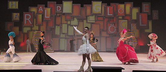 Harald Gl&ouml;&ouml;cker hat diverse Kost&uuml;me designt f&uuml;r die neue Show Platinum  (&copy;Foto. Martin Schmitz)